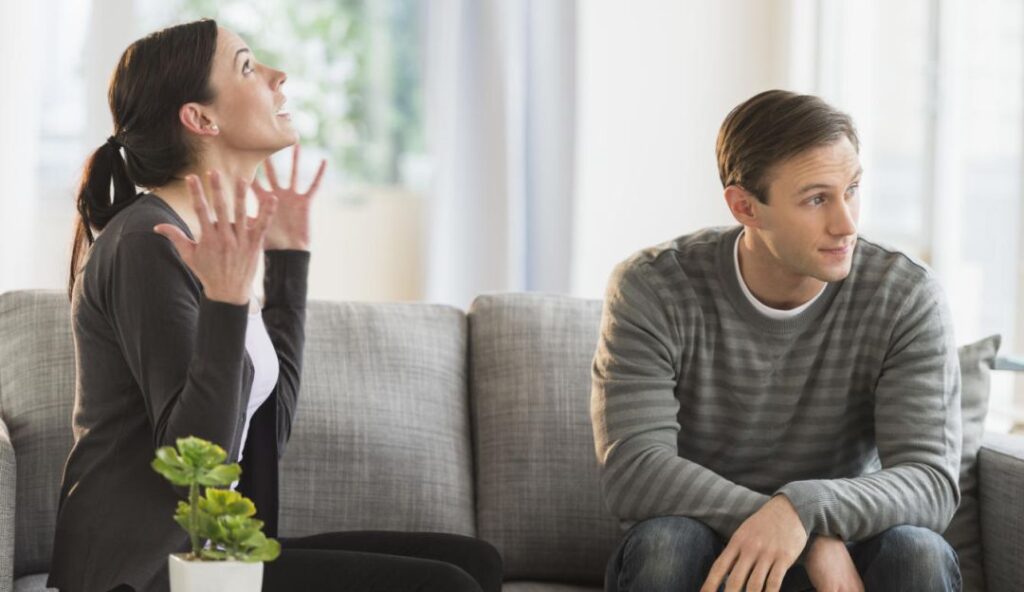 pareja discute por diferencias de comunicación